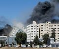 Torre em Gaza que abriga AP e Al Jazeera desmorona após ataque de míssil na cidade de Gaza, em 15 de maio de 2021
