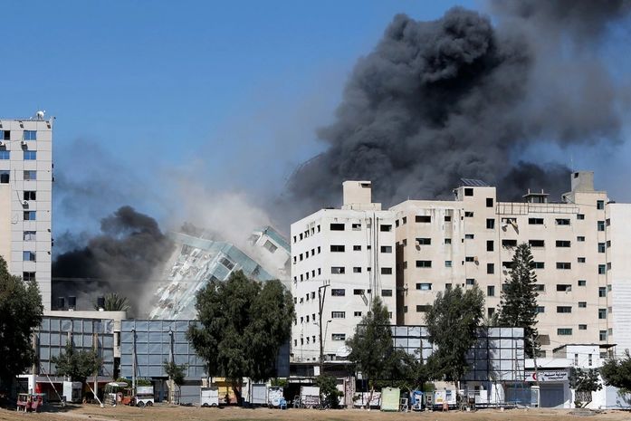 Torre em Gaza que abriga AP e Al Jazeera desmorona após ataque de míssil na cidade de Gaza, em 15 de maio de 2021