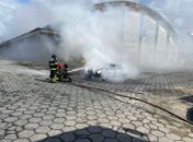 Incêndio atinge veículo dentro do Porto de Maceió; Bombeiros são acionados