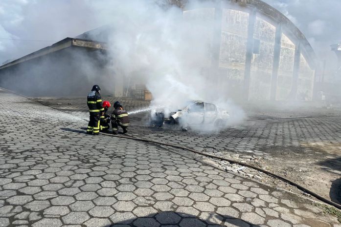 Incêndio atinge veículo dentro do Porto de Maceió; Bombeiros são acionados
