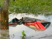 Carro com oito pessoas bate em árvore, capota e cai em área alagada no Pilar; cinco pessoas ficaram feridas 