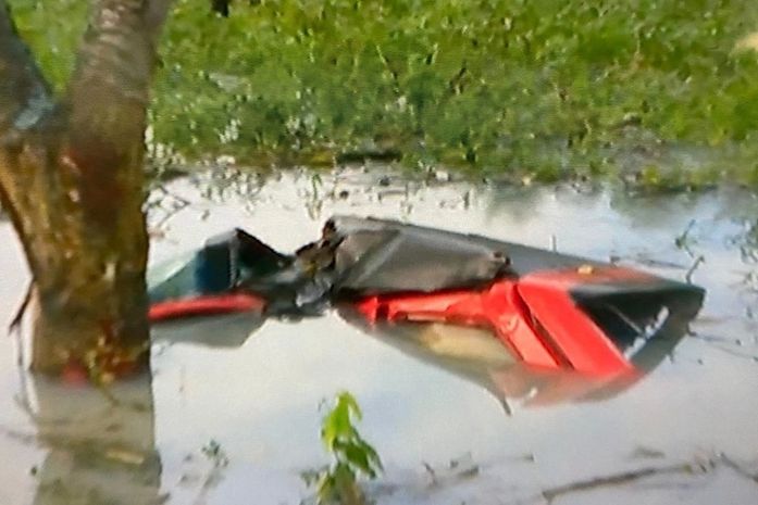 Carro com oito pessoas bate em árvore, capota e cai em área alagada no Pilar; cinco pessoas ficaram feridas 
