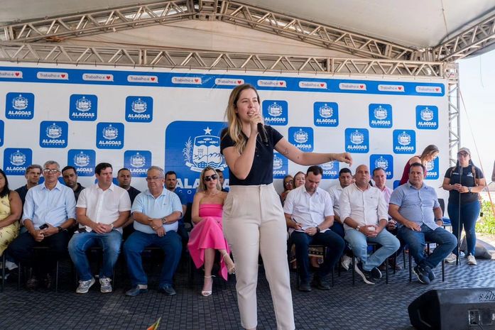 Deputada Cibele Moura destaca investimentos de seu mandato em Paripueira, durante comemorações de Emancipação Política do município