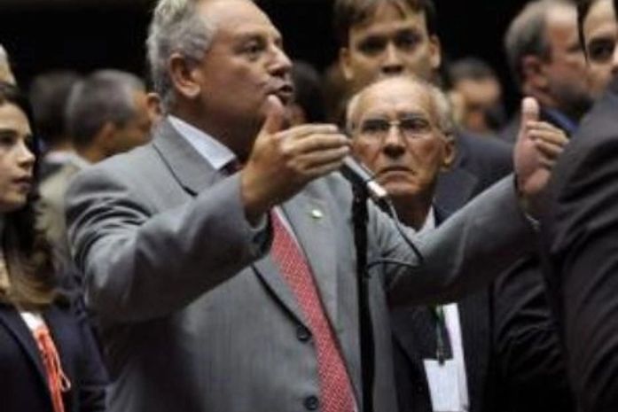 Carimbão: voto contra ao financiamento privado