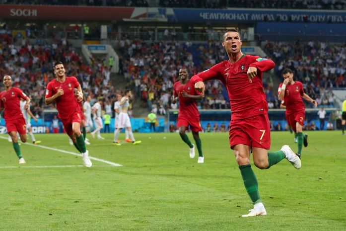 Cristiano Ronaldo faz três gols e garante empate contra a Espanha