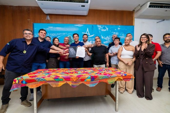 Prefeito Rodrigo Cunha sanciona pacote de leis que valoriza servidores de Maceió