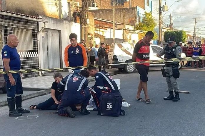 Homem é morto a tiros enquanto aguardava atendimento em barbearia, na parte alta de Maceió