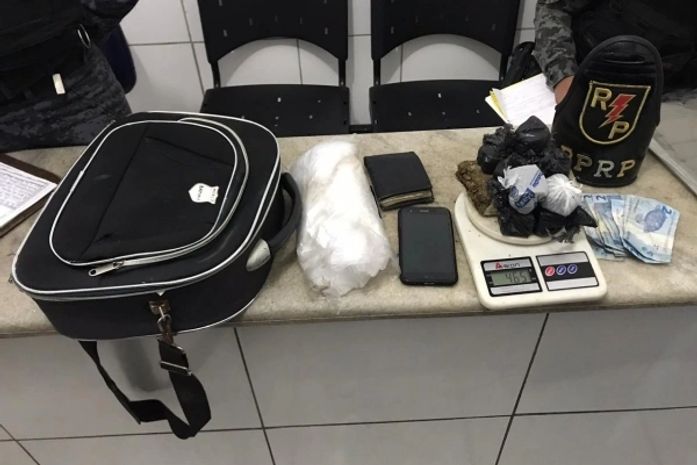 Após denúncia, policiais militares flagram tráfico de drogas em residência na Levada