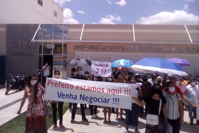 Professores de São Sebastião realizam protesto cobrando mais valorização