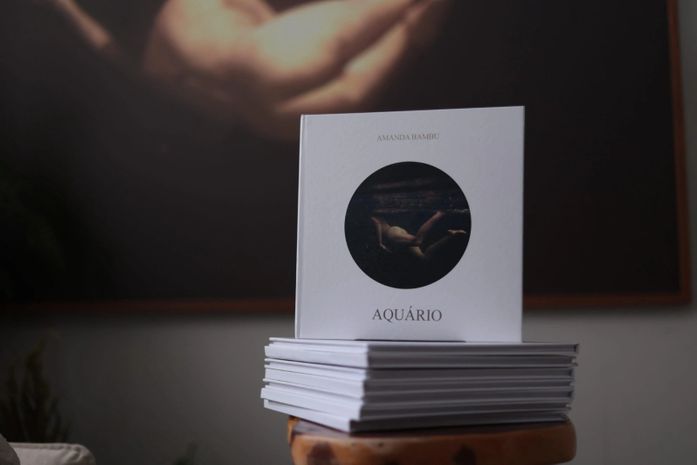 Amanda Bambu lança o fotolivro Aquário no dia 26 de setembro, no Carambola Lab

