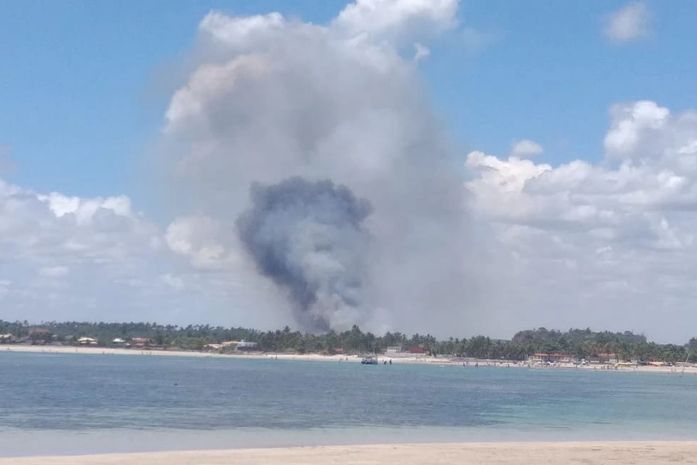 Incêndio de grandes proporções atinge área de vegetação na parte alta de Maceió