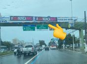 Opositores ao ex-presidente Lula fixam faixa na Avenida Fernandes Lima durante passagem por Alagoas