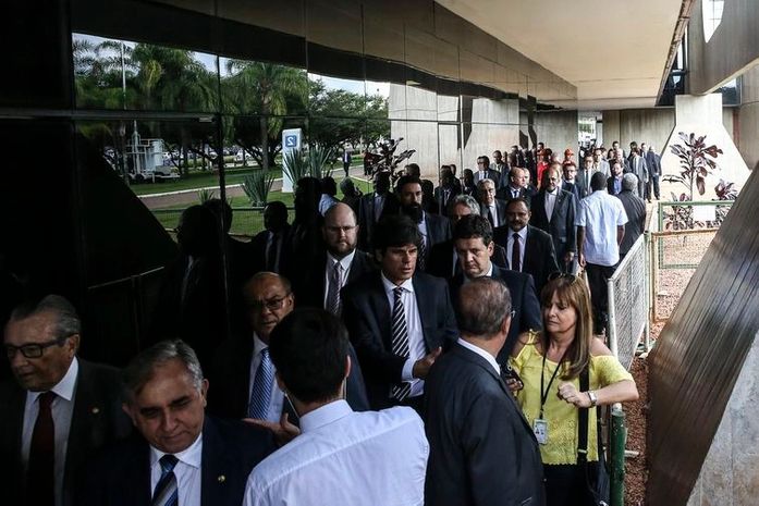 Parlamentares do PSDB chegam ao Centro Cultural Banco do Brasil (CCBB), para reunião com Bolsonaro e a equipe de transição.