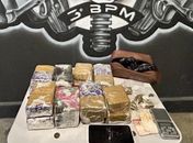 PM apreende arma de fogo, 5kg de drogas e prende dupla suspeita de homicídio no interior
