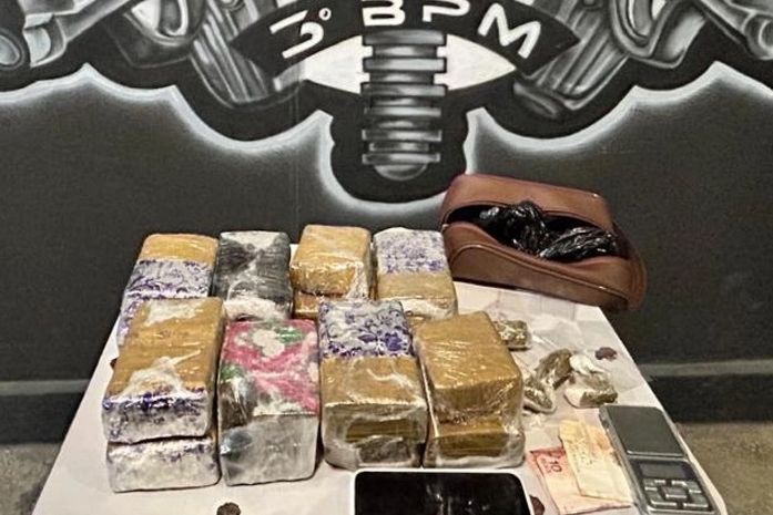 PM apreende arma de fogo, 5kg de drogas e prende dupla suspeita de homicídio no interior
