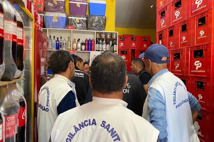 Maceió intensifica fiscalização de bebidas destiladas em depósitos, bares e restaurantes