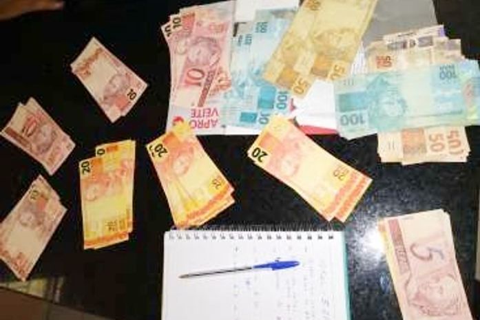Cédulas falsas foram encontradas na residência do suspeito.