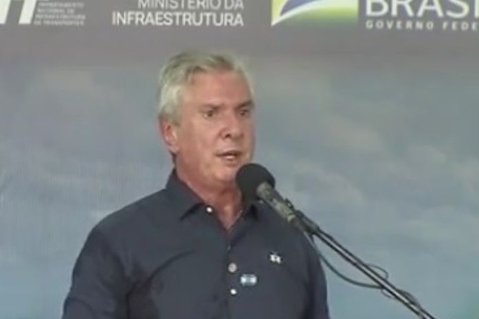 Collor é aplaudido por seguidores de Bolsonaro e volta a trocar elogios com presidente