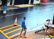 Câmeras registram assalto a ciclista na Avenida Dona Constança, em Maceió