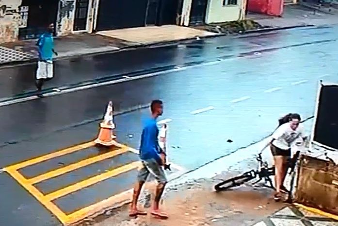 Câmeras registram assalto a ciclista na Avenida Dona Constança, em Maceió