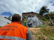 Moradores são orientados a deixar suas casas após risco de barreira e árvore cair em Maceió
