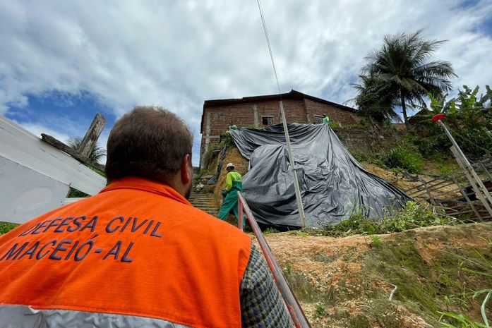 Moradores são orientados a deixar suas casas após risco de barreira e árvore cair em Maceió