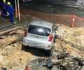 Vídeo: carro invade obra na Avenida Pilar após atropelar pedestre