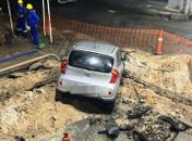 Vídeo: carro invade obra na Avenida Pilar após atropelar pedestre