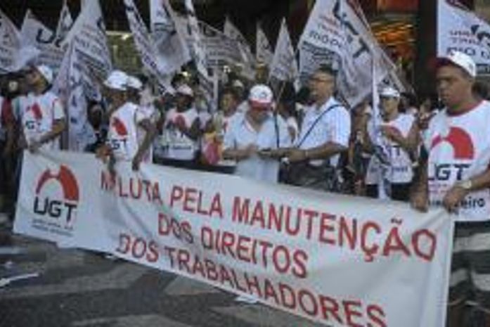 Sindicalistas protestam contra alterações nas regras de benefícios sociais (Foto: Agência Brasil)