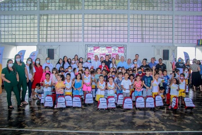 Estudantes de escolas da Prefeitura de Penedo recebem material escolar e Bolsa Auxílio Permanência
