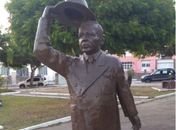 Prefeito de Penedo lamenta ato de vandalismo em mais uma estátua danificada 