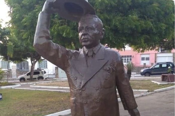 Prefeito de Penedo lamenta ato de vandalismo em mais uma estátua danificada