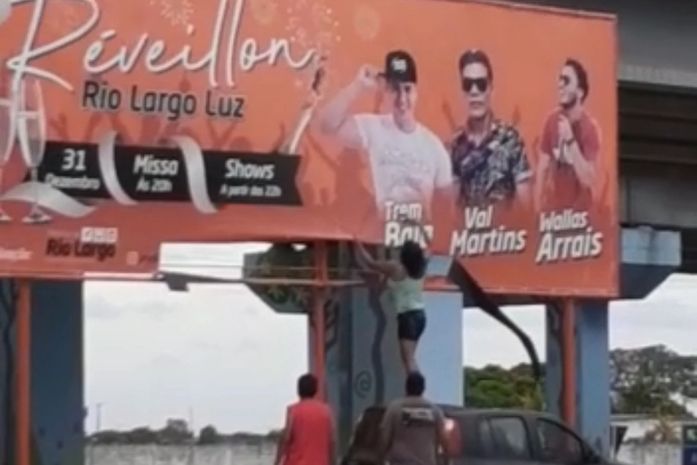 Na foto uma mulher sobe num carro com uma faca, enquanto Luiz Carlos e outro dão o suporte abaixo