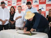 Assinatura de ordem de serviço marca a retomada das obras do conjunto Edson Novaes em Rio Largo