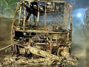Micro-ônibus ficou destruído