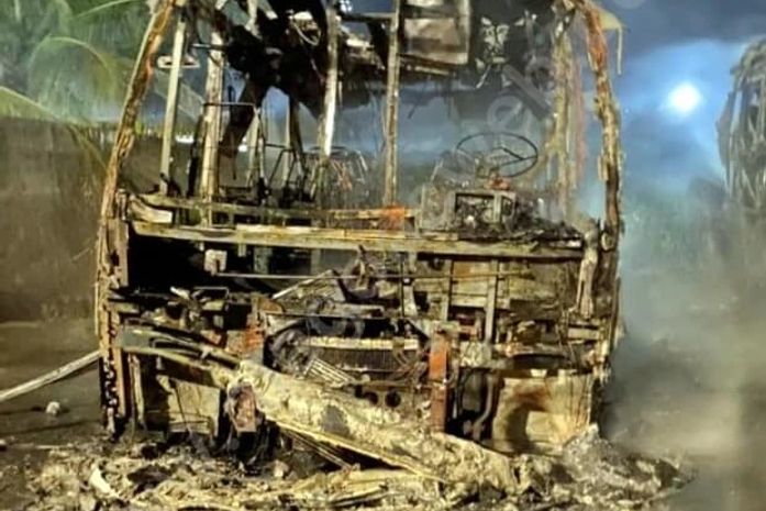 Micro-ônibus ficou destruído