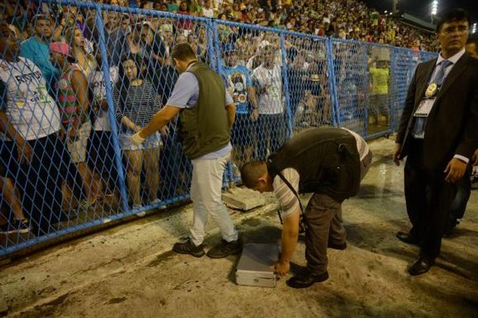 Delegado e peritos investigam local do acidente com carro alegórico da escola de samba Paraíso do Tuiuti, no Sambódromo