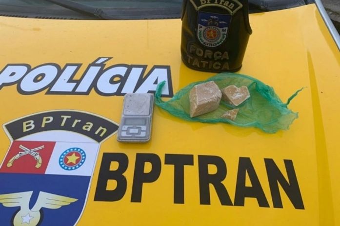 Jovem foi preso após denúncia. Os militares apreenderam 198,1g de crack com o suspeito.