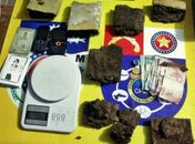 Mulher tentou esconder a droga e fugir do local, mas foi capturada e presa