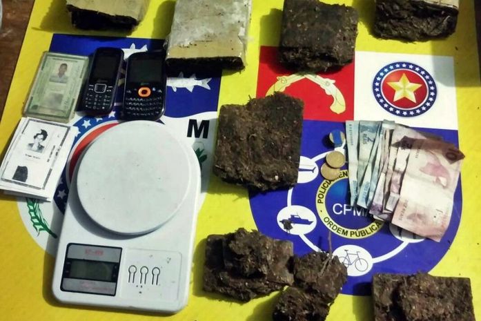 Mulher tentou esconder a droga e fugir do local, mas foi capturada e presa