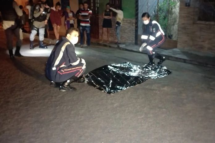 Jovem é assassinado a tiros após cobrar uma dívida da compra de celular em Arapiraca