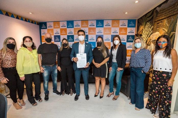 Prefeito JHC sancionou comemorou a conquista para os trabalhadores de Educação.