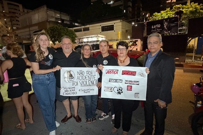 Cibele Moura participa de manifestação e cobra prisão de suspeitos pela morte de gata em academia de Maceió