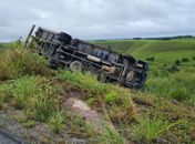 Motorista perdeu o controle da direção, veículo saiu da pista e tombou às margens da via.