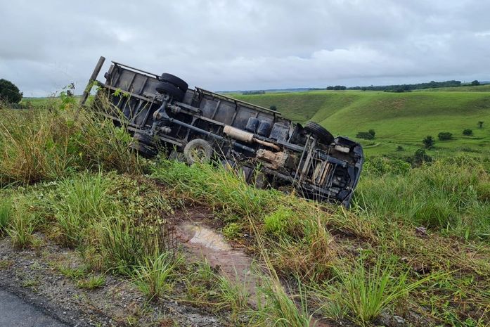 Motorista perdeu o controle da direção, veículo saiu da pista e tombou às margens da via.