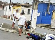 Homem com problemas mentais é amarrado em poste após atacar pessoas em São Miguel dos Campos
