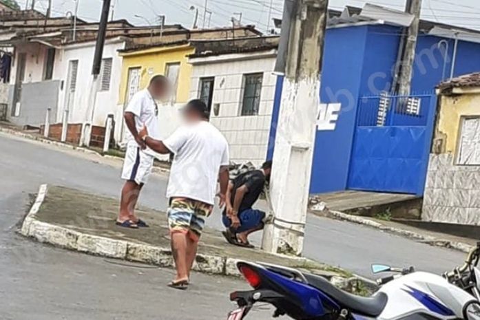 Homem com problemas mentais é amarrado em poste após atacar pessoas em São Miguel dos Campos