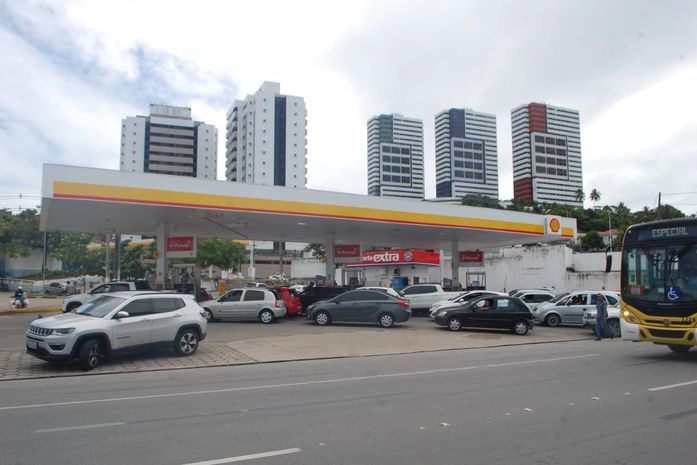 Com novo reajuste, postos de combustíveis em Maceió amanhecem com gasolina a mais de R$ 7,40