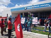 Manifestantes do Movimento Sem Terra ocupam prédio da Previdência Social de Delmiro Gouveia