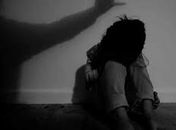 Para castigar filha de 12 anos, mãe corta cabelo  à força e a espanca com facão no interior   